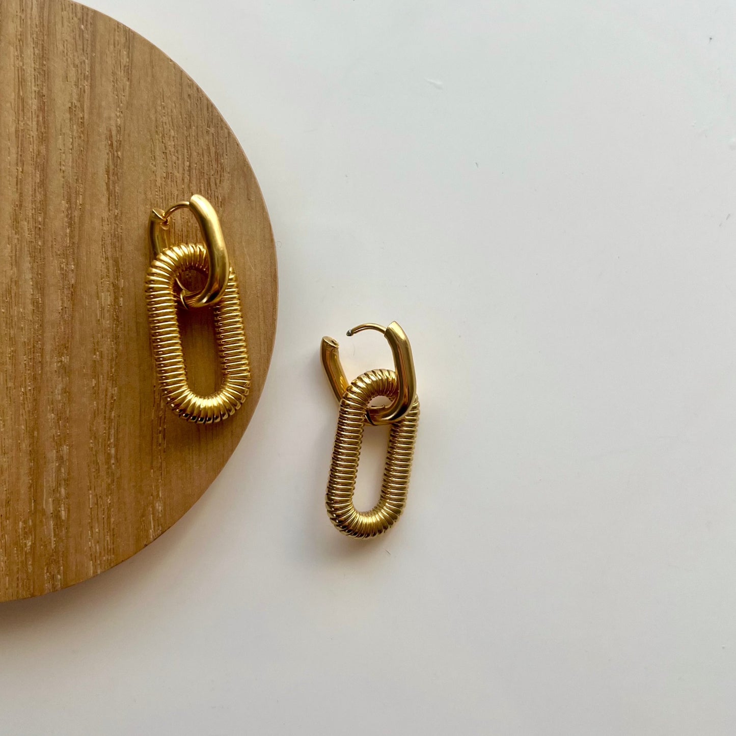 Versatile Elegance: 2 in 1 Chain Earrings by Baleh Jewels - Stainless Steel and Gold-Plated. Elevate your style with this customizable accessory suitable for all occasions. Durable stainless steel meets luxurious gold plating for a perfect blend of sophistication and adaptability.